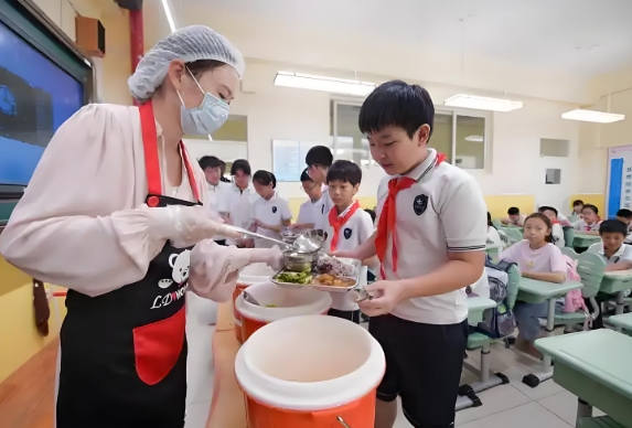智慧食安溯源系统：守好中小学食品安全第一关