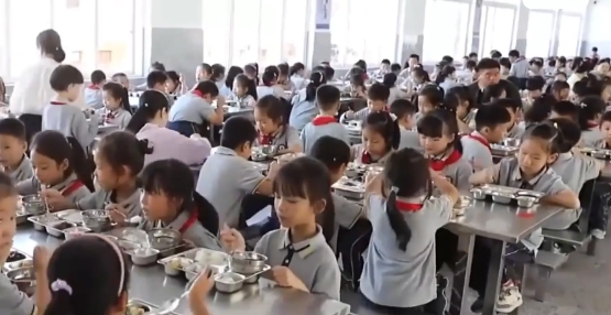 校园食品安全智慧监管：构建家校共治信任的桥梁